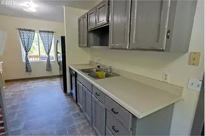 885 E 10th St, Coquille, OR 97423 - Photo 21