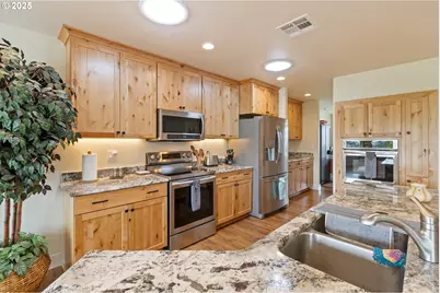910 Swallow Ave, Sutherlin, OR 97479 - Photo 13