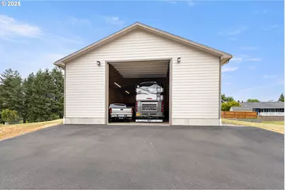 910 Swallow Ave, Sutherlin, OR 97479 - Photo 3