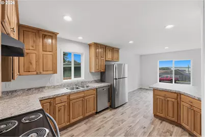 559 S Wall St, Coos Bay, OR 97420 - Photo 17