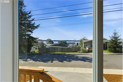 559 S Wall St, Coos Bay, OR 97420 - Photo 9