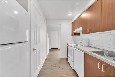 13145 SE Division St, Portland, OR 97236 - Photo 15