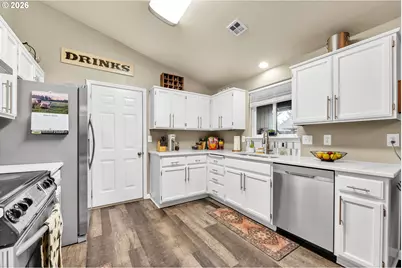 25198 Jake St, Veneta, OR 97487 - Photo 3