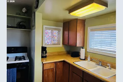 251 10th Ave, Seaside, OR 97138 - Photo 9