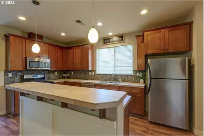 7915 NE Rockne Way, Hillsboro, OR 97006 - Photo 9