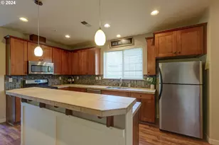 7915 NE Rockne Way, Hillsboro, OR 97006 - Photo 9