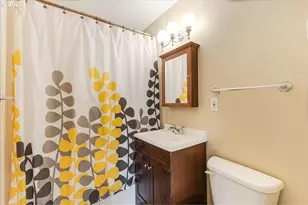 2915 NE Fremont Dr, Portland, OR 97220 - Photo 9