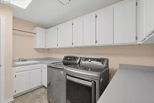 17317 Brookhurst Dr, Lake Oswego, OR 97034 - Photo 27