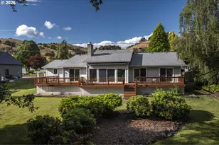 200 Rivershore Dr, Roseburg, OR 97470 - Photo 3
