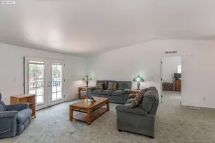 135 Light Ct, Roseburg, OR 97471 - Photo 5