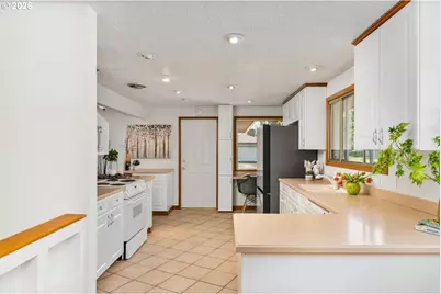 10919 SE Mill Ct, Portland, OR 97216 - Photo 11