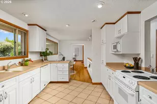 10919 SE Mill Ct, Portland, OR 97216 - Photo 13