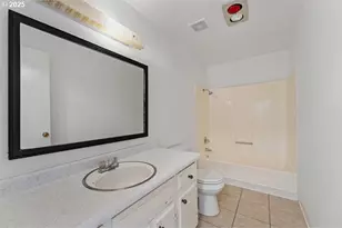 2098 Delta Waters Rd, Medford, OR 97504 - Photo 15