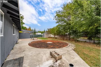 2098 Delta Waters Rd, Medford, OR 97504 - Photo 21