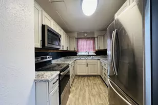 624 N Settlemier Ave, Woodburn, OR 97071 - Photo 3