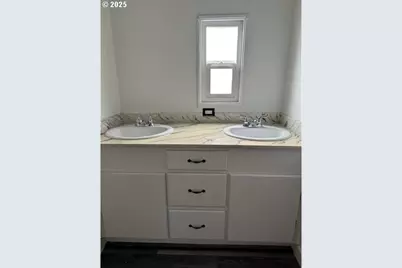 525 S 6th St #4, Harrisburg, OR 97446 - Photo 7