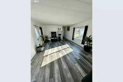 525 S 6th St #4, Harrisburg, OR 97446 - Photo 5