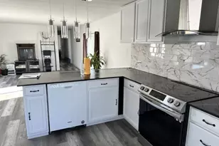 525 S 6th St, Harrisburg, OR 97446 - Photo 3