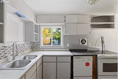 11751 SE Oak St, Portland, OR 97216 - Photo 3