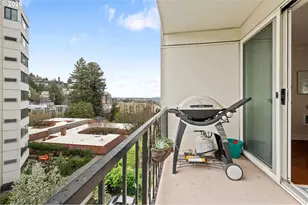 2211 SW Park Pl, Portland, OR 97205 - Photo 9