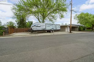 488 W Broccoli St, Roseburg, OR 97471 - Photo 43