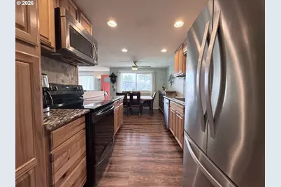 370 N Wall St, Coos Bay, OR 97420 - Photo 13