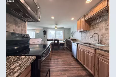 370 N Wall St, Coos Bay, OR 97420 - Photo 15