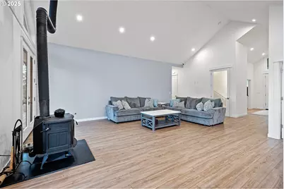 683 Oak St, Springfield, OR 97477 - Photo 7