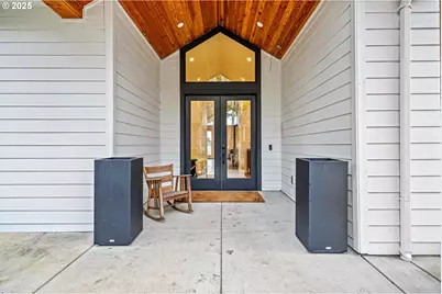 683 Oak St, Springfield, OR 97477 - Photo 3