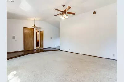 912 NW Oakwood Cir, McMinnville, OR 97128 - Photo 17