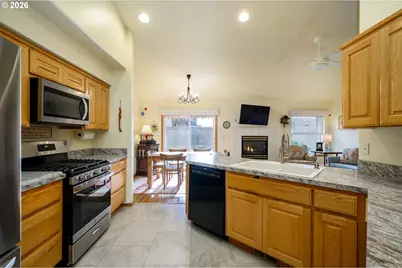 323 NE Fircrest Pl, McMinnville, OR 97128 - Photo 11