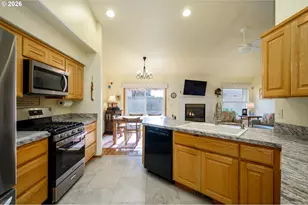 323 NE Fircrest Pl, McMinnville, OR 97128 - Photo 11