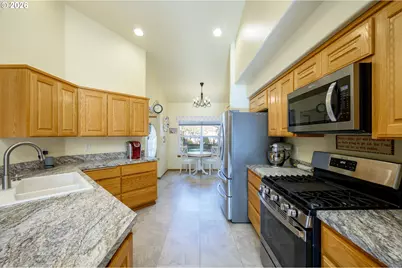 323 NE Fircrest Pl, McMinnville, OR 97128 - Photo 13