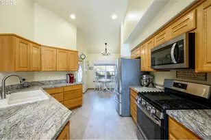 323 NE Fircrest Pl, McMinnville, OR 97128 - Photo 13