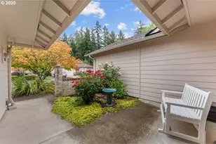 323 NE Fircrest Pl, McMinnville, OR 97128 - Photo 3