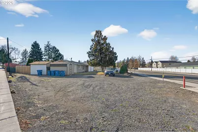 2412 SW Wickiup Ave, Redmond, OR 97756 - Photo 33