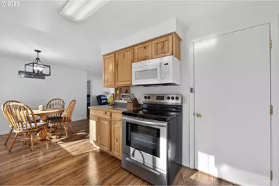 2412 SW Wickiup Ave, Redmond, OR 97756 - Photo 9