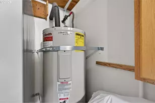 2412 SW Wickiup Ave, Redmond, OR 97756 - Photo 23