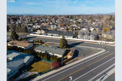 2412 SW Wickiup Ave, Redmond, OR 97756 - Photo 35