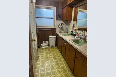 933 SE 174th Ave, Portland, OR 97233 - Photo 5