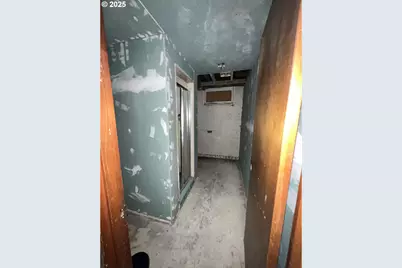 933 SE 174th Ave, Portland, OR 97233 - Photo 7