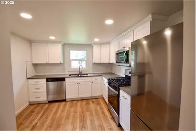 1123 SE 162nd Ave, Portland, OR 97233 - Photo 5