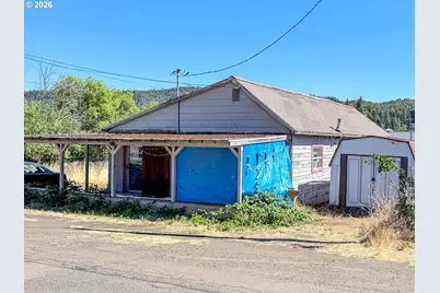 2126 NE Commercial Ave, Roseburg, OR 97470 - Photo 3