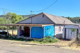 2126 NE Commercial Ave, Roseburg, OR 97470 - Photo 3