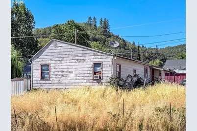 2126 NE Commercial Ave, Roseburg, OR 97470 - Photo 5