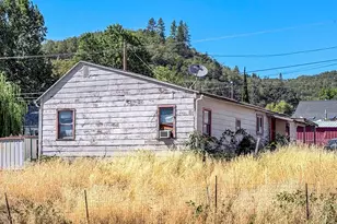 2126 NE Commercial Ave, Roseburg, OR 97470 - Photo 5