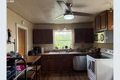 1932 NE Commercial Ave, Roseburg, OR 97470 - Photo 7