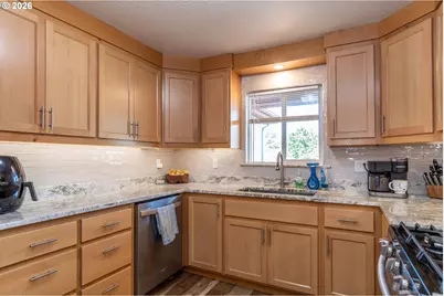 225 SE Stevenson Ave, Myrtle Creek, OR 97457 - Photo 11