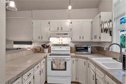 7025 Glacier Dr, Springfield, OR 97478 - Photo 11