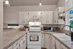 7025 Glacier Dr, Springfield, OR 97478 - Photo 11